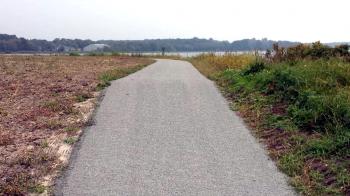 Bij de Blauwe Stad een Slijtlaag met steenslag aanbrengen Moraine grind