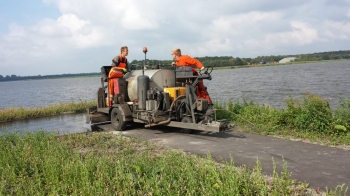 Blauwe Stad Slijtlaag bedrijf steenslag Bij de Blauwe Stad een Slijtlaag met steenslag aanbrengen Moraine grind
