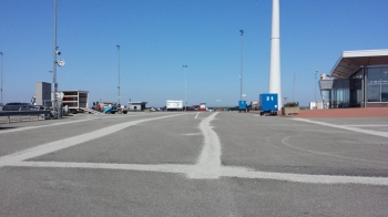 Naadbehandeling aanbrengen met steenslag moraine 2/6 In Eemshaven slijtlaag aanbrengen met steenslag moraine