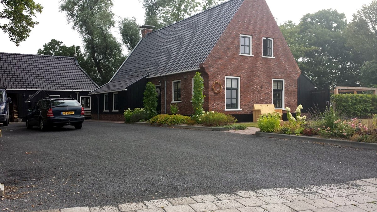 Moddergat oprit voorzien van een slijtlaag met basalt steenslag 26 voor een particulier Moddergat oprit voorzien van een slijtlaag met basalt steenslag 26 voor een particulier